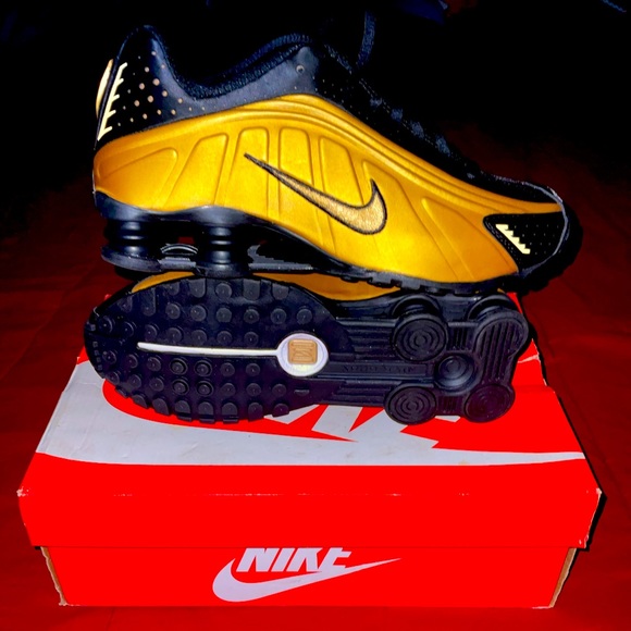 Nike shox r4 gold 8.5 - Picture 1 of 3